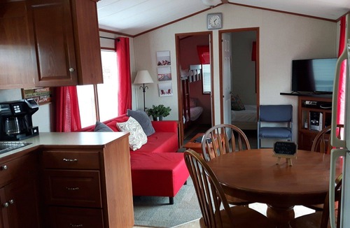 Sherkston Cottage | Cruise Sherkston in Style! 3-Bedroom Trailer Near Amenities w/Golf Cart