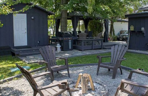 Hamilton Cottage | Cute as a Button - Two Bedroom Cottage, Sleeps 4