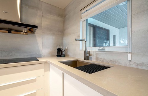 Leamington Cottage | Cute Modern Style Beach Close Cottage in Leamington, Ontario
