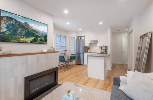 Grandview-Woodland Apartment | D20 - Modern urban living