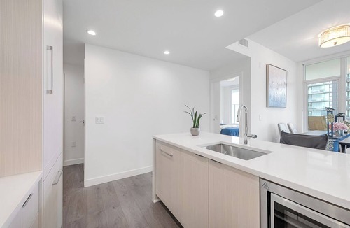 Metrotown Condo | D8 - Bright & Modern 2BR with Stunning City Views