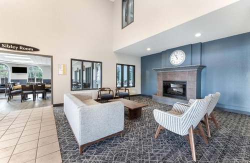 Thunder Bay Hotel | Days Inn & Suites by Wyndham Thunder Bay