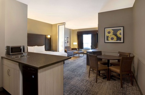 Warman Hotel | Days Inn & Suites by Wyndham Warman