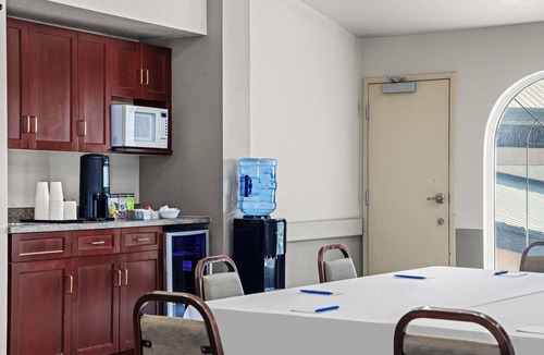Winkler Hotel | Days Inn & Suites by Wyndham Winkler