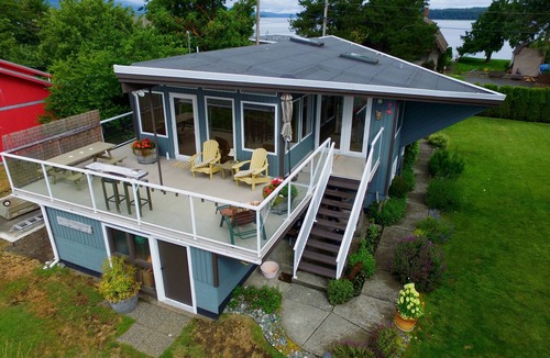Regional District of Nanaimo House | Deep Bay Pacific Beachfront Home