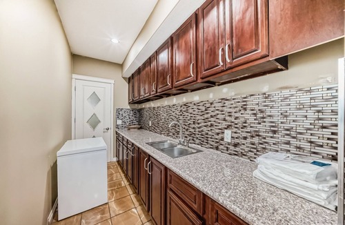 Symons Valley House | Delightful, Stunning Luxury Home with Double Garage & Balcony