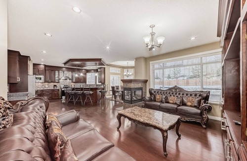 Symons Valley House | Delightful, Stunning Luxury Home with Double Garage & Balcony