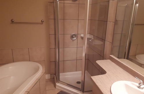 Fort McMurray Apartment | Deluxe 2 Bedroom 2 Bath Apartment and Den with Gym
