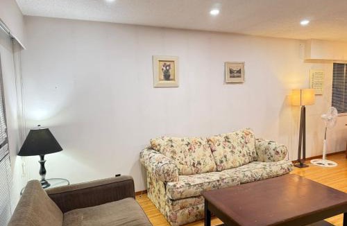 Sunset House | Deluxe Private Family Queen Room