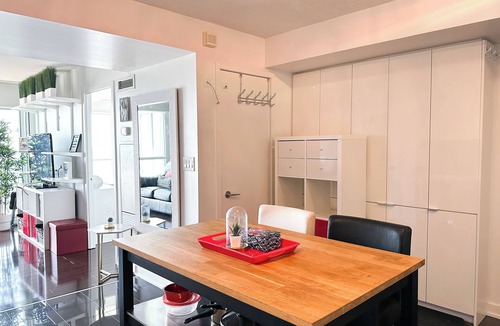 Wellington Place Apartment | Deluxe Suites Near CN Tower Rogers Centre Ripley's & Lake views & Free Parking