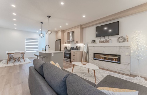 Hillhurst House | DESIGNER 4 BD Showhome/10 Mins DT w/Garage & Fireplace