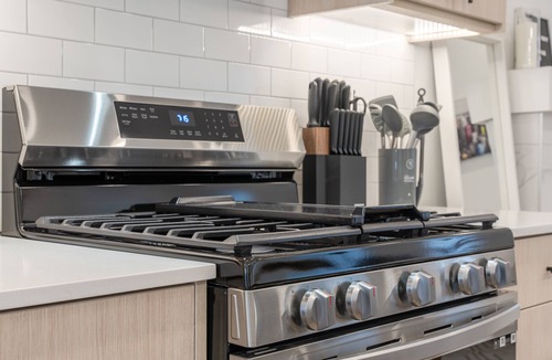 Hillhurst House | DESIGNER 4 BD Showhome/10 Mins DT w/Garage & Fireplace