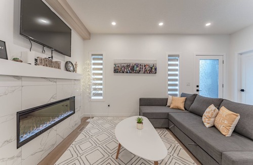 Hillhurst House | DESIGNER 4 BD Showhome/10 Mins DT w/Garage & Fireplace