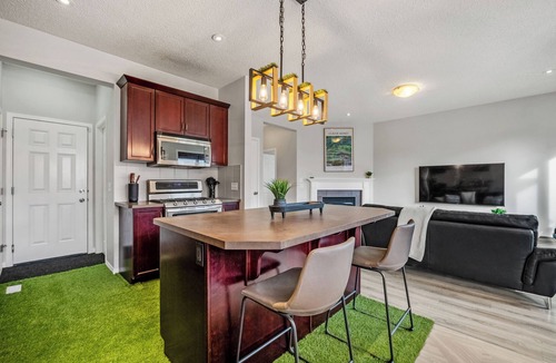 Airdrie House | Detached 3BR Home, Garage, Yard, Fireplace