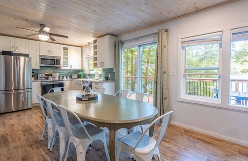 Hastings Highlands House | Diamond Lakehouse | SUP, Canoe, BBQ, Aurora Magic