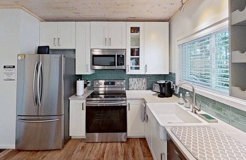 Hastings Highlands House | Diamond Lakehouse | SUP, Canoe, BBQ, Aurora Magic