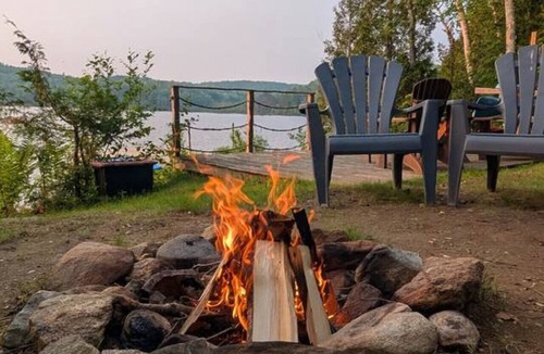Hastings Highlands House | Diamond Lakehouse | SUP, Canoe, BBQ, Aurora Magic
