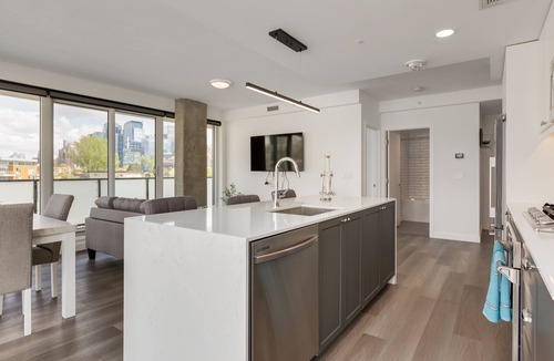 Sunnyside Condo | *Divine*City View Suite in Kensington *2Bed+2Bath