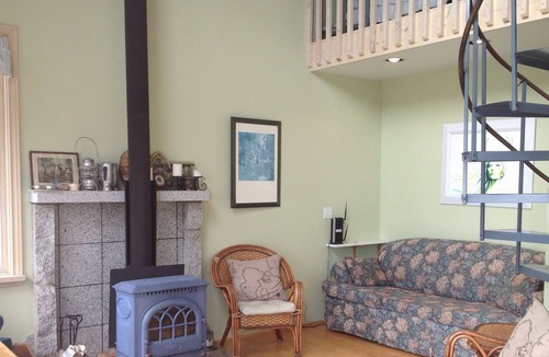 Salt Spring Island Cottage | Dogwood Cottage Romantic Getaway & Family Friendly 1000 sq.ft. Patio & Hot Tub