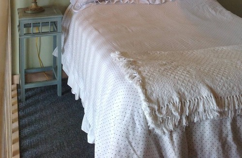 Salt Spring Island Cottage | Dogwood Cottage Romantic Getaway & Family Friendly 1000 sq.ft. Patio & Hot Tub
