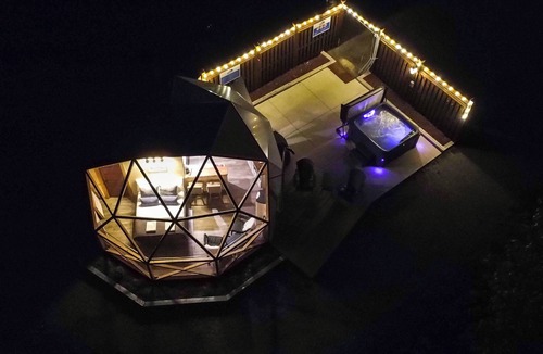 Listuguj Mi'gmaq First Nation Ski Chalet | Dôme 6: Waterfront-HotTub-AC-BBQ-Kitchen-Bathroom