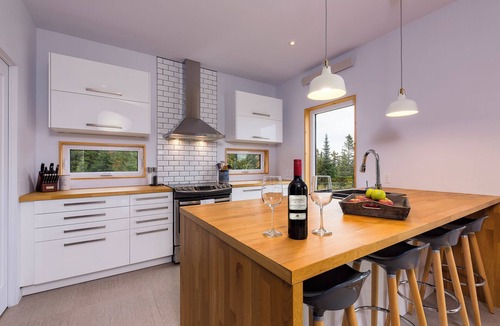 Les Eboulements House | Dominated by the heights and the river