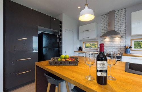 Les Eboulements House | Dominated by the heights and the river