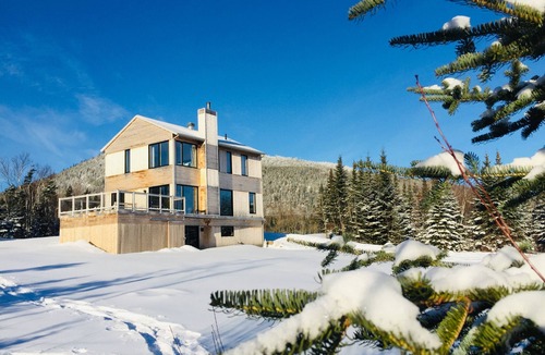 Les Eboulements House | Dominated by the heights and the river