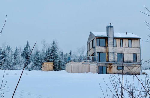 Les Eboulements House | Dominated by the heights and the river