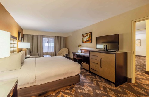 Lawrence Hotel | DoubleTree by Hilton Hotel Lawrence