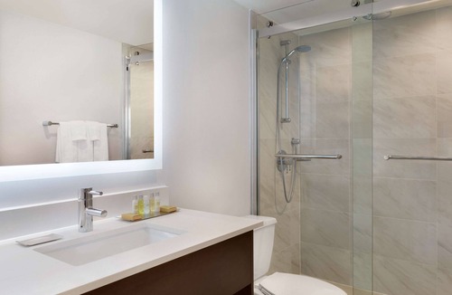 Northeast Mississauga Hotel | DoubleTree by Hilton Toronto Airport West