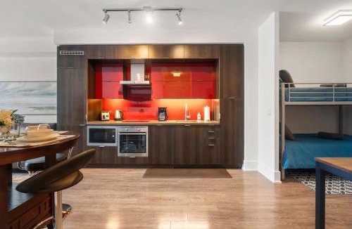 Toronto Entertainment District House | Downtown 1B plus D Condo Central Location Parking
