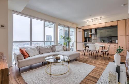 Toronto Entertainment District House | Downtown 1BR Condo WIFI Balcony plus City Views