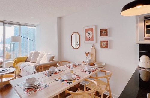 Crosstown Apartment | Downtown 3BR 4BD REAL AC Pool Parking Gym