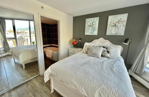 Crosstown Apartment | Downtown 4bd 2ba View Skytrain 2 Free Parking