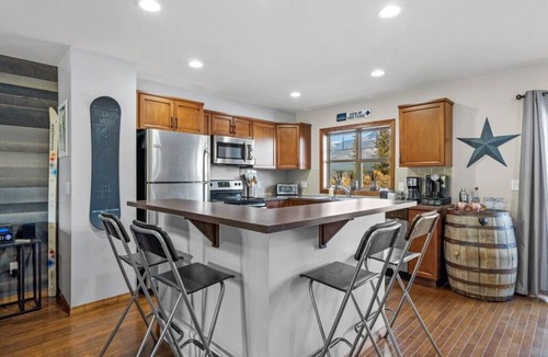 Invermere Apartment | Downtown Basecamp | Stylish | Games Room