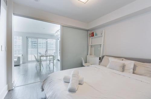 Toronto Entertainment District House | Downtown CN Tower View Condo with Pool Hot tub and Gym