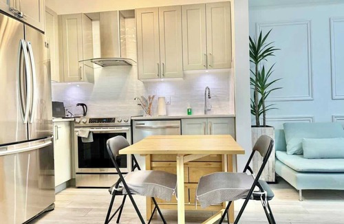 Surrey Apartment | Downtown Condo, Vancouver Skytrain, Free Parking