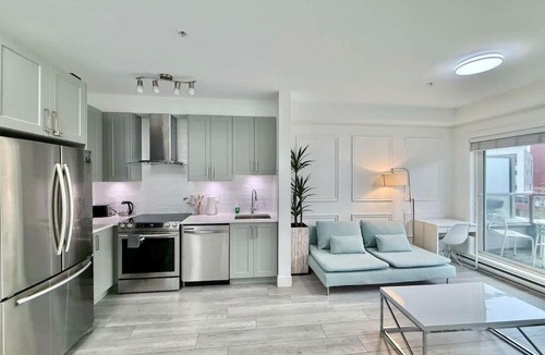 Surrey Apartment | Downtown Condo Vancouver Skytrain Free Parking
