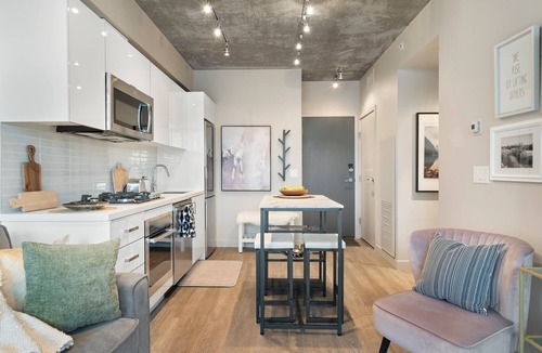 Connaught Apartment | Downtown Condo with Rooftop Pool