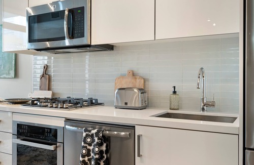 Connaught Apartment | Downtown Condo with Rooftop Pool