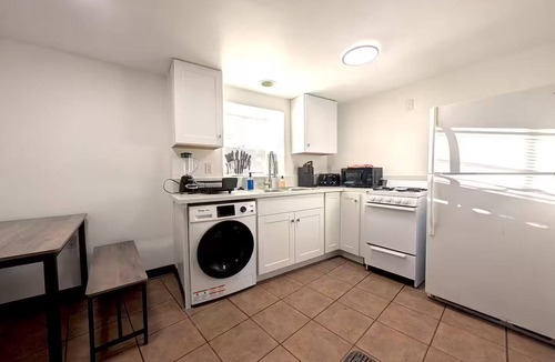 Barelas House | Downtown District - Modern Apt Yard, King Bed, W/D