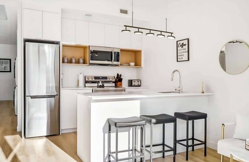 Mount Pleasant Apartment | Downtown Escape | Gym Access, Sauna & Pool Table Fun