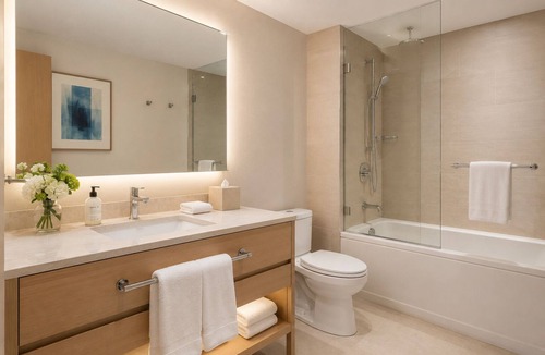 Central Waterfront Apartment | Downtown Harbour 2BR Suite
