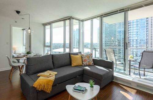 Crosstown Apartment | ★Downtown/RogersArena★✓Parking ✓Pool ✓Hot-tub ✓Gym
