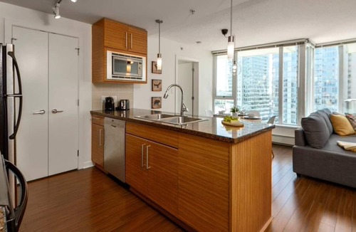Crosstown Apartment | ★Downtown/RogersArena★✓Parking ✓Pool ✓Hot-tub ✓Gym