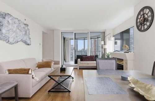 Gastown Apartment | Downtown Skyline Condo with Amazing Views