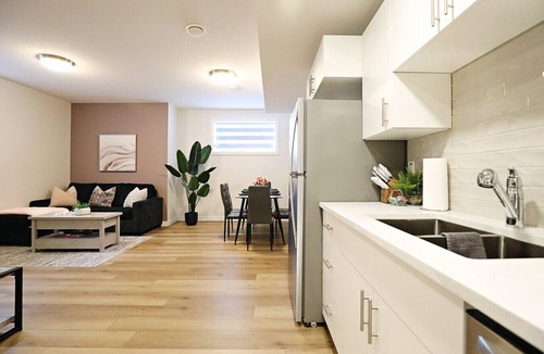 North Central Edmonton Condo | Downtown Suite King Beds|Long Stays|Disney+
