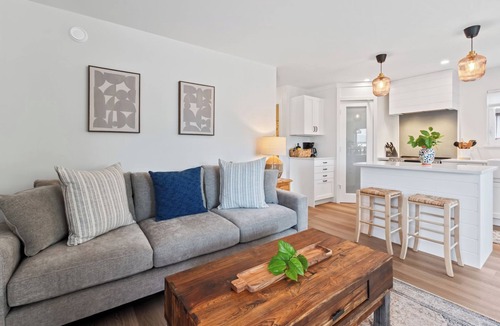 Tofino House | Downtown Tofino Bungalow-Tonquin,Restaurants,Tours