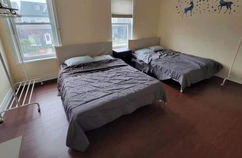 Trinity - Bellwoods House | Downtown toronto Bathurst/Dundas 6 bed 2 bath unit near grocery & public transit